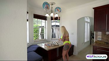 My Stepmom Gave Me Birthday Cakes w/ Blonde Babe Elana Bunzz INTRO EXTENDED