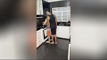 Twink branquinho levando rola do dotado na cozinha – White twink taking cock from the gifted in the kitchen