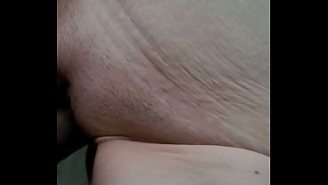 De grote pik van mijn vriend gaat helemaal in mijn kut. Hij geeft me een heerlijke creampie