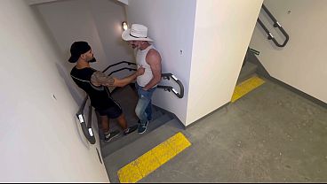 Encontrei un bigcock subiendo la escalera