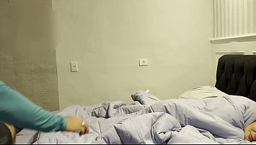 Hotwife brasileira deixa amigo BBC pauzudo foder no pelo e encher a buceta de leite. Essa casada é muito puta, traiu com o melhor amigo com o marido corno ao lado.