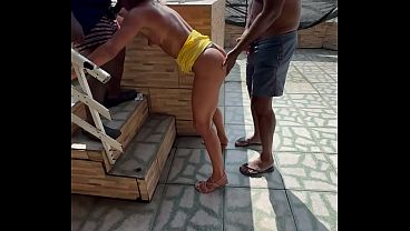 Parte 1 – Outra resenha: piscina, cafofo e dois negões carcando a Belinha com direito a DP e uma piroca enorme arrombando o cu da Hotwife. Tudo na frente do corno