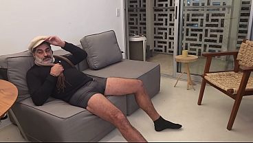 HÓSPEDE GRINGO FICA TARADO PELA GOVERNANTA DO HOTEL E FODE ATE O CUZINHO DA SAFADA * O QUE ELE NAO ESPERAVA É QUE ELA GOSTAVA MUITO DE PICA GRANDE* COMPLETO NO RED