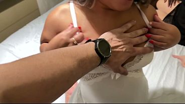Corno manso ganhou presente da esposa safada e fudeu com uma anã com bunda enorme – Casal safado chama amiguinha safada e fodem a rabuda na cama do corninho.