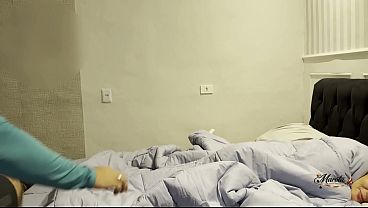 Hotwife Brasileira fica com a buceta molhada e fode com negão pauzudo viajante – Casada safada que ama rola preta, fode com amigo do corno na cama ao lado do corno manso.