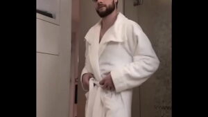 Réveil en douceur… ou tu veux que je te mette au défi de me rejoindre sous cette robe de chambre ?  Rien à c…