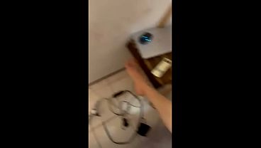 Morena gostosa batendo uma e chupando o pau grande e grosso do viznho pauzudo na frente do marido corno