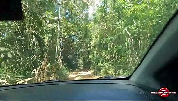 NA BEIRA DA REPRESA A LOIRA MELODY ANTUNES COM SUA BOQUINHA DE VELUDO CHUPA O PAUZUDO E TOMA TODO LEITINHO DELE
