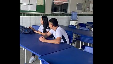 Novinha 18 anos gostosa do cabelão esperou a professora sair da sala pra sentar no pau grande e grosso do amigo